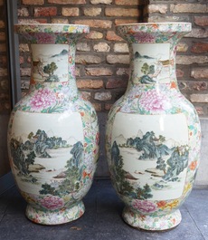 Une paire de tr&egrave;s grands vases millefleurs en porcelaine de Chine famille rose, 19&egrave;me